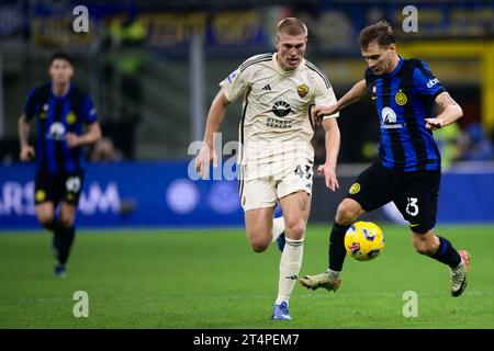 Nicolo Barella du FC Internazionale est en compétition pour le ballon avec Rasmus Kristensen de l'AS Roma lors du match de Serie A entre le FC Internazionale et L'AS Roma. Banque D'Images