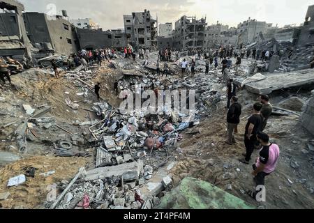 Jabalia, Territoires palestiniens. 01 novembre 2023. Des Palestiniens inspectent des bâtiments détruits à la suite d'une frappe aérienne israélienne dans le camp de réfugiés de Jabalia, dans la bande de Gaza. Crédit : Fadi Wael Alwhidi/dpa/Alamy Live News Banque D'Images