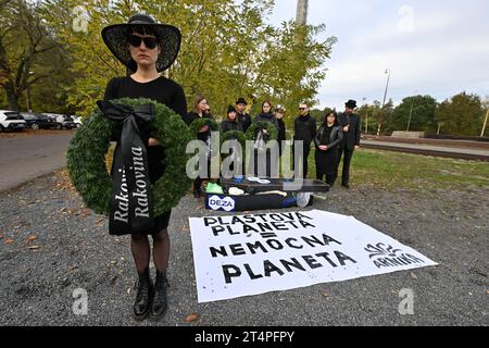 Neratovice, République tchèque. 01 novembre 2023. Procession funéraire avec cercueil pour les victimes de la pollution chimique et plastique organisée par Arnika à Neratovice, district de Melnik, Ontario, le 1 novembre 2023. L’événement a lancé une pétition intitulée future Without Plastics, qui appelle les gouvernements et les entreprises à assumer la responsabilité de la pollution chimique et plastique de la planète. Crédit : Michaela Rihova/CTK photo/Alamy Live News Banque D'Images