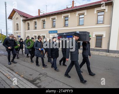 Neratovice, République tchèque. 01 novembre 2023. Procession funéraire avec cercueil pour les victimes de la pollution chimique et plastique organisée par Arnika à Neratovice, district de Melnik, Ontario, le 1 novembre 2023. L’événement a lancé une pétition intitulée future Without Plastics, qui appelle les gouvernements et les entreprises à assumer la responsabilité de la pollution chimique et plastique de la planète. Crédit : Michaela Rihova/CTK photo/Alamy Live News Banque D'Images