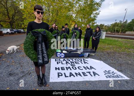 Neratovice, République tchèque. 01 novembre 2023. Procession funéraire avec cercueil pour les victimes de la pollution chimique et plastique organisée par Arnika à Neratovice, district de Melnik, Ontario, le 1 novembre 2023. L’événement a lancé une pétition intitulée future Without Plastics, qui appelle les gouvernements et les entreprises à assumer la responsabilité de la pollution chimique et plastique de la planète. Crédit : Michaela Rihova/CTK photo/Alamy Live News Banque D'Images