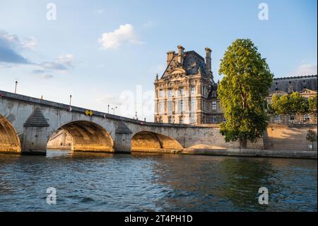 Pont Royal, pont à cinq arches sur la Seine à Paris, le troisième plus ancien pont de Paris. Vue depuis le bateau, lumière du soir Banque D'Images