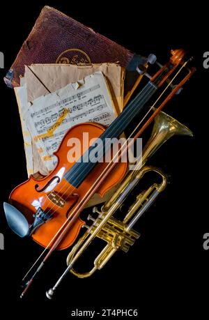 Trompette, violon, partition musicale et dictionnaire Banque D'Images