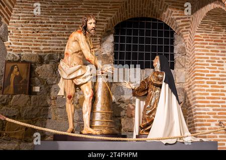 Avila, Espagne, 08.10.21. Sculpture 'Christ attaché à la colonne et Sainte Thérèse de Jésus' par Gregorio Fernandez dans le musée et la maison de Santa Teresa Banque D'Images