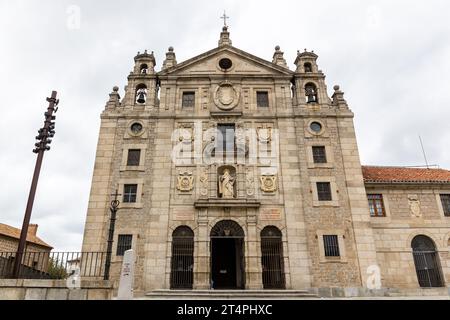 Avila, Espagne, 07.10.21. Église et lieu de naissance de Sainte Thérèse de Jésus à Avila, Espagne, vue de face extérieure avec façade baroque. Banque D'Images