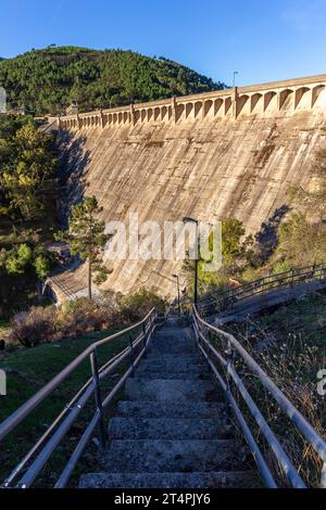 Barrage du réservoir El Burguillo (Embalse de El Burguillo) sur la rivière Alberche, Avila, Espagne, centrale hydroélectrique avec escalier en pierre menant vers le bas. Banque D'Images