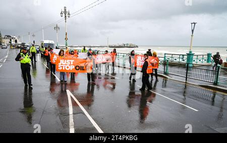Brighton Royaume-Uni 1 novembre 2023 - les manifestants de Just Stop Oil bloquent la circulation le long du front de mer de Brighton alors qu'ils font campagne pour que le gouvernement britannique s'engage à mettre fin à la licence et à la production de nouveaux combustibles fossiles : Credit Simon Dack / Alamy Live News Banque D'Images