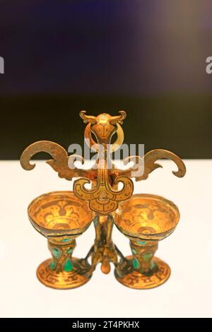 Gobelet chinois en cuivre ancien Banque D'Images