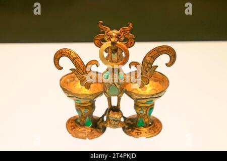 Gobelet chinois en cuivre ancien Banque D'Images