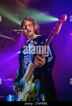 Nottingham, Royaume-Uni. 31 octobre 2023, événement : les salles de secours. LE HUNNA avec le soutien de LA BANDE D'ARGENT et SICKJOY. PHOTO : bassiste Junate Angin (THE HUNNA) crédit : Mark Dunn/Alamy Live News (à créditer sur toutes les images publiées). Banque D'Images