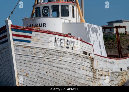 Keflavik, Islande - 11 juillet 2023 : le bateau de pêche Baldur (1961) s'échoue sur des rochers par une journée ensoleillée Banque D'Images