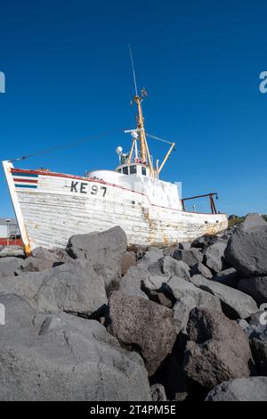 Keflavik, Islande - 11 juillet 2023 : le bateau de pêche Baldur (1961) s'échoue sur des rochers par une journée ensoleillée Banque D'Images