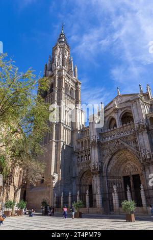 Tolède, Espagne, 08.10.21. Cathédrale de Tolède (la cathédrale primatiale de Sainte Marie de Tolède), église gothique avec de grands portails, statues et reliefs. Banque D'Images