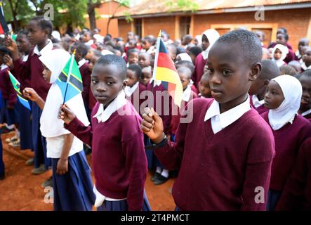 Songea, Tanzanie. 01 novembre 2023. Les élèves de l'école primaire Maji-Maji à Songea se tiennent dans la cour d'école avec des drapeaux allemands et tanzaniens lors de la visite du président Steinmeier. Steinmeier a terminé son voyage en Tanzanie mercredi avec sa visite à Songea. Crédit : Bernd von Jutrczenka/dpa/Alamy Live News Banque D'Images