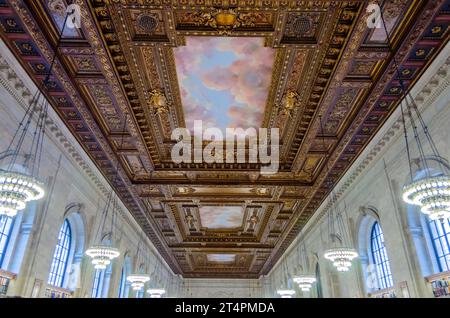 NEW YORK - MAI 28 : intérieur de la bibliothèque publique de New York, New York, USA, 28 mai 2013. La bibliothèque publique de New York est l'une des plus grandes bibliothèques publiques Banque D'Images
