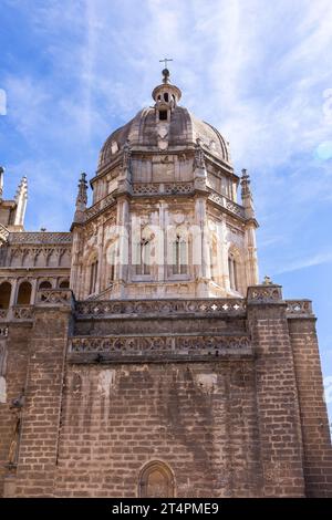 Cathédrale de Tolède, façade gothique de l'église du dôme de chapelle mozarabe vue de la Plaza del Ayuntamiento, Tolède, Espagne, vue à faible angle, ciel bleu, Espagne. Banque D'Images