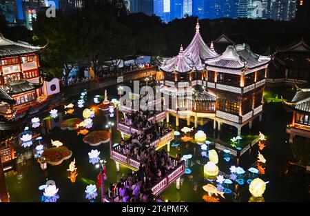 (231101) -- SHANGHAI, 1 novembre 2023 (Xinhua) -- cette photo prise le 29 septembre 2023 montre la vue nocturne du jardin Yuyuan à Shanghai, dans l'est de la Chine. Le jardin Yuyuan, phare culturel de Shanghai, est le plus grand, le plus ancien et le mieux conservé jardin traditionnel de style chinois dans cette métropole de l'est de la Chine. Le jardin Yuyuan à Hambourg, imitant celui de Shanghai, présente également des pavillons de style chinois typique et des ponts en zigzag au-dessus des étangs, et sert de fenêtre pour montrer la culture chinoise traditionnelle depuis son ouverture au public en 2008. Yuyuan Garden n'est évidemment pas la seule chose tha Banque D'Images