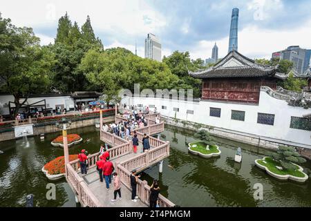 (231101) -- SHANGHAI, 1 novembre 2023 (Xinhua) -- cette photo prise le 12 octobre 2023 montre des touristes visitant le jardin Yuyuan dans l'est de la Chine, Shanghai. Le jardin Yuyuan, phare culturel de Shanghai, est le plus grand, le plus ancien et le mieux conservé jardin traditionnel de style chinois dans cette métropole de l'est de la Chine. Le jardin Yuyuan à Hambourg, imitant celui de Shanghai, présente également des pavillons de style chinois typique et des ponts en zigzag au-dessus des étangs, et sert de fenêtre pour montrer la culture chinoise traditionnelle depuis son ouverture au public en 2008. Yuyuan Garden n'est évidemment pas la seule chose que cela Banque D'Images