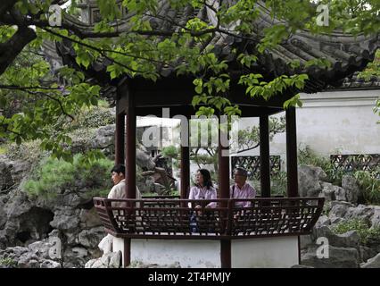 (231101) -- SHANGHAI, 1 novembre 2023 (Xinhua) -- cette photo prise le 12 octobre 2023 montre des touristes se reposant dans un pavillon du jardin Yuyuan à Shanghai, dans l'est de la Chine. Le jardin Yuyuan, phare culturel de Shanghai, est le plus grand, le plus ancien et le mieux conservé jardin traditionnel de style chinois dans cette métropole de l'est de la Chine. Le jardin Yuyuan à Hambourg, imitant celui de Shanghai, présente également des pavillons de style chinois typique et des ponts en zigzag au-dessus des étangs, et sert de fenêtre pour montrer la culture chinoise traditionnelle depuis son ouverture au public en 2008. Yuyuan Garden n'est évidemment pas le Banque D'Images