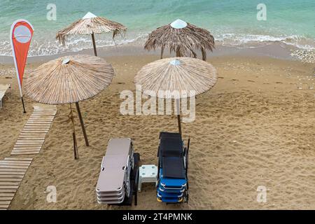Plage de sable à Kavala bord de mer avec chaises longues vides et parasols Banque D'Images