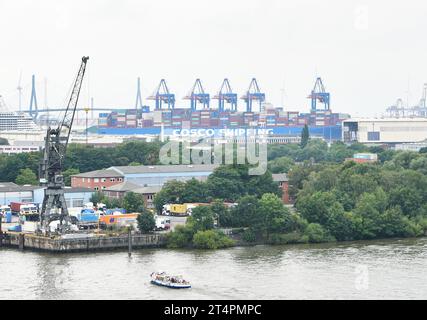 (231101) -- HAMBOURG, 1 nov. 2023 (Xinhua) -- cette photo prise le 12 août 2023 montre un porte-conteneurs de la China COSCO Shipping qui s'amarrait au port de Hambourg, en Allemagne. Le jardin Yuyuan, phare culturel de Shanghai, est le plus grand, le plus ancien et le mieux conservé jardin traditionnel de style chinois dans cette métropole de l'est de la Chine. Le jardin Yuyuan à Hambourg, imitant celui de Shanghai, présente également des pavillons de style chinois typique et des ponts en zigzag au-dessus des étangs, et sert de fenêtre pour montrer la culture chinoise traditionnelle depuis son ouverture au public en 2008. Yuyuan Garden est obviousl Banque D'Images