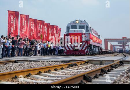 (231101) -- SHANGHAI, 1 novembre 2023 (Xinhua) -- cette photo prise le 28 septembre 2021 montre le "Shanghai Express", un train de marchandises Chine-Europe reliant Shanghai à l'Europe, quittant Shanghai, la Chine orientale, pour Hambourg, en Allemagne. Le jardin Yuyuan, phare culturel de Shanghai, est le plus grand, le plus ancien et le mieux conservé jardin traditionnel de style chinois dans cette métropole de l'est de la Chine. Le jardin Yuyuan à Hambourg, imitant celui de Shanghai, présente également des pavillons de style chinois typique et des ponts en zigzag au-dessus des étangs, et sert de fenêtre pour montrer la culture chinoise traditionnelle depuis son ouverture Banque D'Images