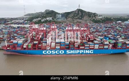 (231101) -- SHANGHAI, 1 nov. 2023 (Xinhua) -- cette photo aérienne prise le 13 octobre 2021 montre un porte-conteneurs de China COSCO Shipping amarré au port de Yangshan, à Shanghai dans l'est de la Chine. Le jardin Yuyuan, phare culturel de Shanghai, est le plus grand, le plus ancien et le mieux conservé jardin traditionnel de style chinois dans cette métropole de l'est de la Chine. Le jardin Yuyuan à Hambourg, imitant celui de Shanghai, présente également des pavillons de style chinois typique et des ponts en zigzag au-dessus des étangs, et sert de fenêtre pour montrer la culture chinoise traditionnelle depuis son ouverture au public en 2008. Yuyuan Banque D'Images