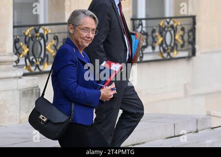 Paris, France. 31 octobre 2023. Julien Mattia/le Pictorium - à l'issue du Conseil des ministres du 31 octobre 2023. - 31/10/2023 - France/Ile-de-France (région)/Paris - la première ministre française Elisabeth borne, sortant du Conseil des ministres, à l'Elysée, le 31 octobre 2023. Crédit : LE PICTORIUM/Alamy Live News Banque D'Images