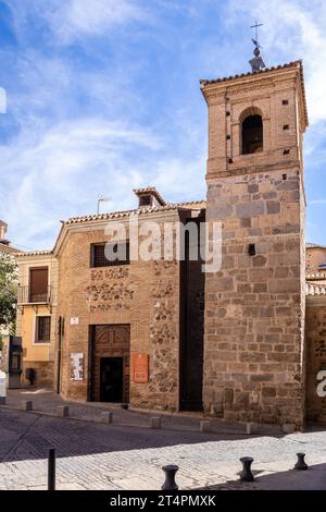 Tolède, Espagne, 08.10.21. Église d'El Salvador (Mezquita-Iglesia de El Salvador) bâtiment médiéval, ancienne mosquée avec tour minaret, Tolède, Espagne. Banque D'Images