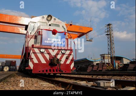 (231101) -- SHANGHAI, 1 novembre 2023 (Xinhua) -- cette photo prise le 11 octobre 2023 montre le train de marchandises Chine-Europe "Jinbo" arrivant à Shanghai, dans l'est de la Chine. Le jardin Yuyuan, phare culturel de Shanghai, est le plus grand, le plus ancien et le mieux conservé jardin traditionnel de style chinois dans cette métropole de l'est de la Chine. Le jardin Yuyuan à Hambourg, imitant celui de Shanghai, présente également des pavillons de style chinois typique et des ponts en zigzag au-dessus des étangs, et sert de fenêtre pour montrer la culture chinoise traditionnelle depuis son ouverture au public en 2008. Yuyuan Garden n'est évidemment pas le Banque D'Images