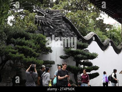 (231101) -- SHANGHAI, 1 novembre 2023 (Xinhua) -- cette photo prise le 12 octobre 2023 montre des personnes visitant le jardin Yuyuan dans l'est de la Chine, Shanghai. Le jardin Yuyuan, phare culturel de Shanghai, est le plus grand, le plus ancien et le mieux conservé jardin traditionnel de style chinois dans cette métropole de l'est de la Chine. Le jardin Yuyuan à Hambourg, imitant celui de Shanghai, présente également des pavillons de style chinois typique et des ponts en zigzag au-dessus des étangs, et sert de fenêtre pour montrer la culture chinoise traditionnelle depuis son ouverture au public en 2008. Yuyuan jardin est évidemment pas la seule chose qui t Banque D'Images