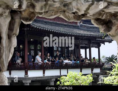 (231101) -- SHANGHAI, 1 novembre 2023 (Xinhua) -- cette photo prise le 12 octobre 2023 montre des touristes visitant le jardin Yuyuan dans l'est de la Chine, Shanghai. Le jardin Yuyuan, phare culturel de Shanghai, est le plus grand, le plus ancien et le mieux conservé jardin traditionnel de style chinois dans cette métropole de l'est de la Chine. Le jardin Yuyuan à Hambourg, imitant celui de Shanghai, présente également des pavillons de style chinois typique et des ponts en zigzag au-dessus des étangs, et sert de fenêtre pour montrer la culture chinoise traditionnelle depuis son ouverture au public en 2008. Yuyuan Garden n'est évidemment pas la seule chose que cela Banque D'Images