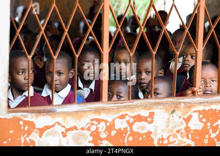 Songea, Tanzanie. 01 novembre 2023. Les élèves de l'école primaire Maji-Maji à Songea regardent par la fenêtre d'une salle de classe lors de la visite du président Steinmeier. Steinmeier a terminé son voyage en Tanzanie mercredi avec sa visite à Songea. Crédit : Bernd von Jutrczenka/dpa/Alamy Live News Banque D'Images