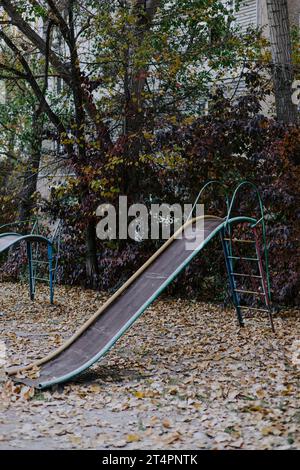 Vieille glissade pour enfants multicolore en métal dangereux. Équipement pour le divertissement des enfants à la maternelle. Banque D'Images