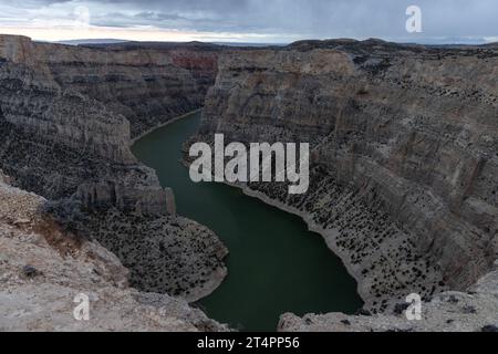 Une vue imprenable sur la rivière verte serpentant à travers un canyon dans le comté de Carbon Banque D'Images