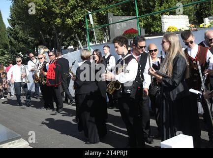 Sibenik, Croatie. 01 novembre 2023. 01.11.2023., Sibenik -la représentation traditionnelle de Sibenik brass band, qui chaque année, le jour de la Toussaint visite tous les cimetières de la ville et marche pour honorer notre cher défunt. Performance de cette année au cimetière de Kvanj, à Sibenik, Croatie, le 01 novembre 2023. Photo : Dusko Jaramaz/PIXSELL crédit : Pixsell/Alamy Live News Banque D'Images