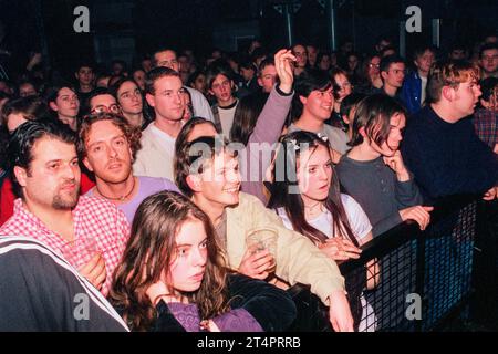 FANS DE BRITPOP, CATATONIA, 1996 : de jeunes fans de Britpop excités dans la foule contre la barrière de sécurité pour le groupe gallois Catatonia au terminal 365 de l'Université de Cardiff à Cardiff, pays de Galles, Royaume-Uni le 26 janvier 1995. Photo : Rob Watkins Banque D'Images