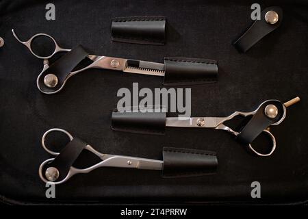 Vue de dessus de ciseaux professionnels spéciaux pour la coupe de cheveux dans le salon de coiffure Banque D'Images
