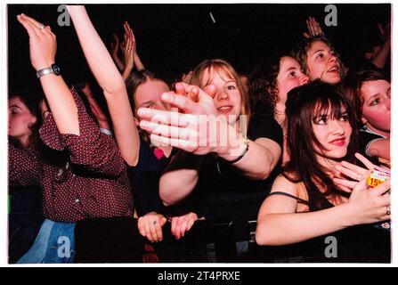 FANS DE BRITPOP, UNIVERSITÉ GLAMORGAN, 1996 : jeunes fans dans la foule contre la barrière de sécurité lors de la tenue masculine à l'Université Glamorgan au pays de Galles, Royaume-Uni en mars 1996. Photo : Rob Watkins Banque D'Images