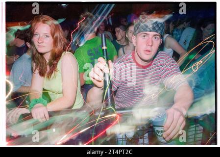 FANS DE DANSE, ESSENTIAL FESTIVAL, BRIGHTON, 1996 : jeunes fans de musique de danse dans la foule contre la barrière de sécurité dans la tente de danse à l'Essential Festival 1996 au Stanmer Park à Brighton, Angleterre, Royaume-Uni le 25 mai 1996. Photo : Rob Watkins Banque D'Images