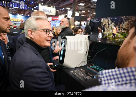 Paris, France. 01 novembre 2023. Bruno le Maire, ministre français de l'économie, des Finances et de la souveraineté industrielle et numérique lors d'une visite à la Paris Games week, le plus grand salon français du jeu vidéo, le 1 novembre 2023. Photo Tomas Stevens/ABACAPRESS.COM crédit : Abaca Press/Alamy Live News Banque D'Images