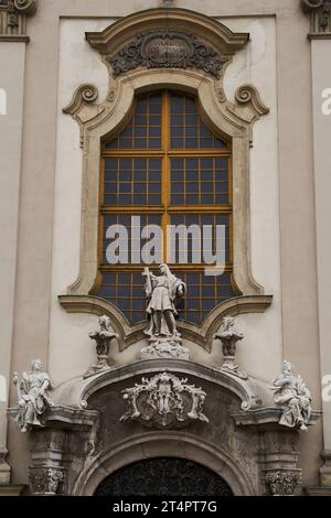 Statue de Sainte Anne Paroisse de Upper Watertown (Hongrois : Felsővízivárosi Szent Anna-plébánia) tenant une croix sur la façade de Saint Anne Church. Buda Banque D'Images