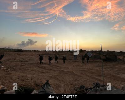 (231101) -- JÉRUSALEM, 1 novembre 2023 (Xinhua) -- des troupes terrestres israéliennes mènent des opérations dans la bande de Gaza le 31 octobre 2023. Neuf soldats israéliens ont été tués dans des affrontements avec des militants du Hamas dans le nord de la bande de Gaza, a déclaré mercredi l'armée israélienne. L'armée a déclaré dans un communiqué que les soldats avaient été tués mardi, alors qu'Israël étendait son offensive terrestre dans l'enclave palestinienne assiégée. (IDF/document via Xinhua) Banque D'Images