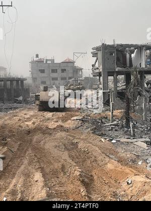 (231101) -- JÉRUSALEM, 1 novembre 2023 (Xinhua) -- des troupes terrestres israéliennes mènent des opérations dans la bande de Gaza le 31 octobre 2023. Neuf soldats israéliens ont été tués dans des affrontements avec des militants du Hamas dans le nord de la bande de Gaza, a déclaré mercredi l'armée israélienne. L'armée a déclaré dans un communiqué que les soldats avaient été tués mardi, alors qu'Israël étendait son offensive terrestre dans l'enclave palestinienne assiégée. (IDF/document via Xinhua) Banque D'Images
