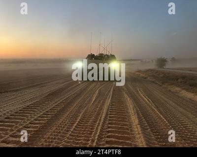 (231101) -- JÉRUSALEM, 1 novembre 2023 (Xinhua) -- des troupes terrestres israéliennes mènent des opérations dans la bande de Gaza le 31 octobre 2023. Neuf soldats israéliens ont été tués dans des affrontements avec des militants du Hamas dans le nord de la bande de Gaza, a déclaré mercredi l'armée israélienne. L'armée a déclaré dans un communiqué que les soldats avaient été tués mardi, alors qu'Israël étendait son offensive terrestre dans l'enclave palestinienne assiégée. (IDF/document via Xinhua) Banque D'Images