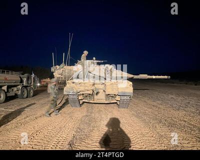 (231101) -- JÉRUSALEM, 1 novembre 2023 (Xinhua) -- des troupes terrestres israéliennes mènent des opérations dans la bande de Gaza le 31 octobre 2023. Neuf soldats israéliens ont été tués dans des affrontements avec des militants du Hamas dans le nord de la bande de Gaza, a déclaré mercredi l'armée israélienne. L'armée a déclaré dans un communiqué que les soldats avaient été tués mardi, alors qu'Israël étendait son offensive terrestre dans l'enclave palestinienne assiégée. (IDF/document via Xinhua) Banque D'Images