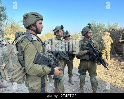 (231101) -- JÉRUSALEM, 1 novembre 2023 (Xinhua) -- des troupes terrestres israéliennes mènent des opérations dans la bande de Gaza le 31 octobre 2023. Neuf soldats israéliens ont été tués dans des affrontements avec des militants du Hamas dans le nord de la bande de Gaza, a déclaré mercredi l'armée israélienne. L'armée a déclaré dans un communiqué que les soldats avaient été tués mardi, alors qu'Israël étendait son offensive terrestre dans l'enclave palestinienne assiégée. (IDF/document via Xinhua) Banque D'Images