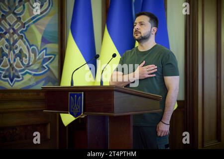 Kiev, Ukraine. 31 octobre 2023. Le président ukrainien Volodymyr Zelenskyy représente l'hymne national lors d'une cérémonie honorant la Journée internationale d'action de la mer Noire au Palais Mariinsky, le 31 octobre 2023 à Kiev, en Ukraine. Crédit : Présidence ukrainienne/Bureau de presse présidentiel ukrainien/Alamy Live News Banque D'Images