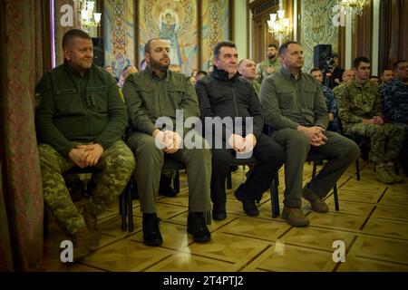 Kiev, Ukraine. 31 octobre 2023. De gauche à droite : le commandant en chef des forces armées Valeriy Zaluzhny, le ministre de la Défense Rustem Umerov, le secrétaire du Conseil ukrainien de sécurité nationale et de défense Oleksiy Danilov et le chef d'état-major présidentiel Andriy Yermak, siègent ensemble lors d'une cérémonie honorant la Journée internationale d'action de la mer Noire au Palais Mariinsky, le 31 octobre 2023 à Kiev, en Ukraine. Crédit : Présidence ukrainienne/Bureau de presse présidentiel ukrainien/Alamy Live News Banque D'Images