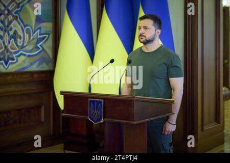 Kiev, Ukraine. 31 octobre 2023. Le président ukrainien Volodymyr Zelenskyy tient un moment de silence lors d'une cérémonie honorant la Journée internationale d'action de la mer Noire au Palais Mariinsky, le 31 octobre 2023 à Kiev, en Ukraine. Crédit : Présidence ukrainienne/Bureau de presse présidentiel ukrainien/Alamy Live News Banque D'Images